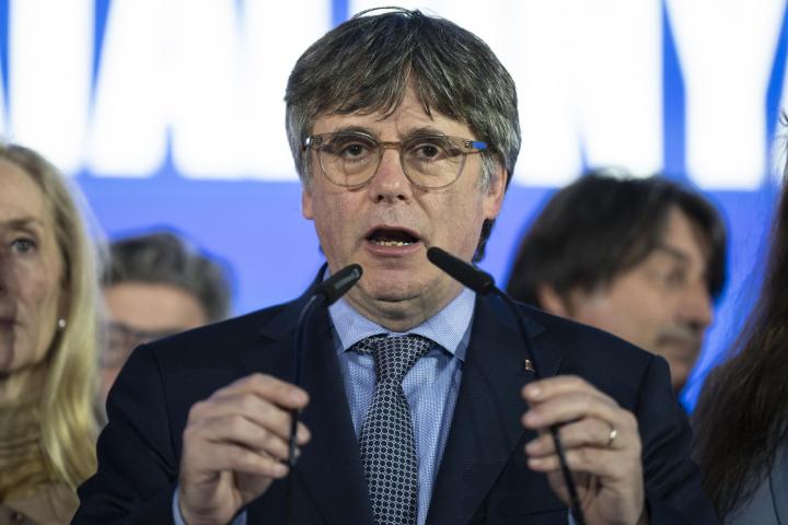 El candidato de JxCat a la presidencia de la Generalitat, Carles Puigdemont, durante la rueda de prensa para valorar los resultados obtenidos por la formación política este domingo en las elecciones catalanas.