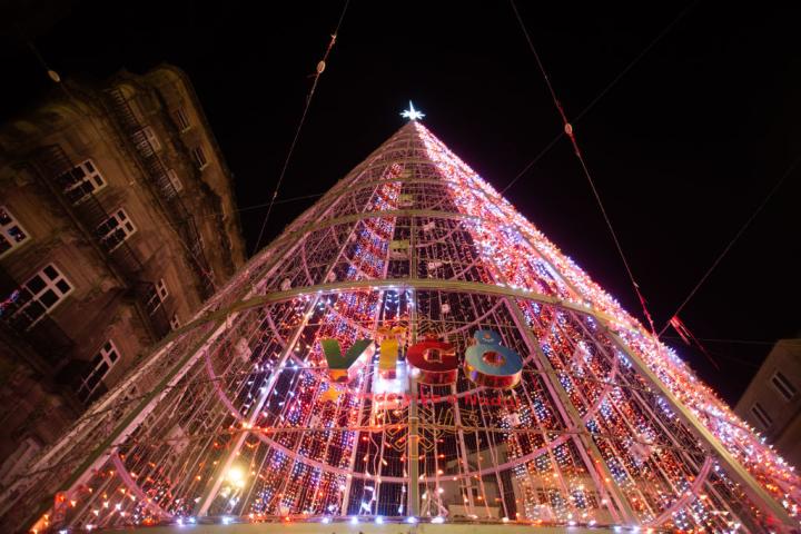 El gran árbol de Navidad de Vigo, instalado en la Puerta del Sol viguesa.
