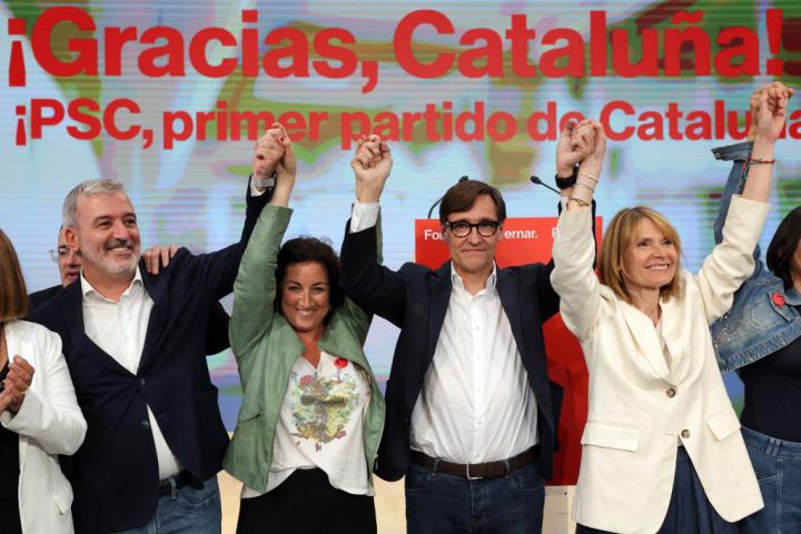 Salvador Illa celebra su victoria con la plana mayor del PSC