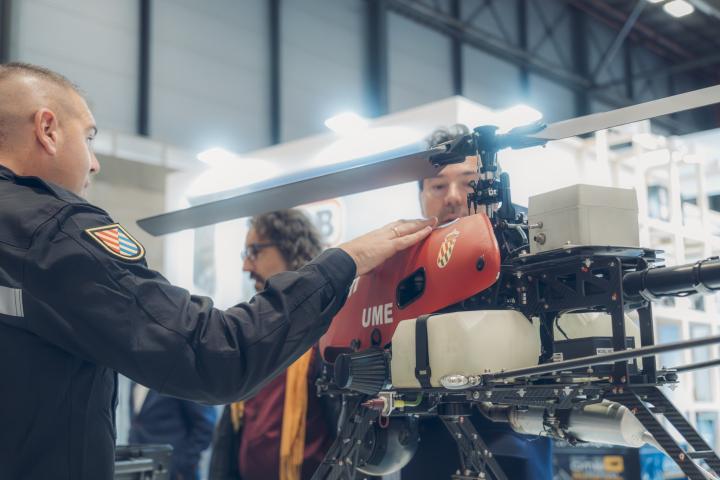 Uno de los dispositivos durante la exposición de la UME en SICUR (Salón Internacional de la Seguridad).