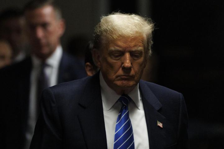 Donald Trump a su salida de la sala en la que se celebra el juicio por los supuestos sobornos a la actriz porno Stormy Daniels.