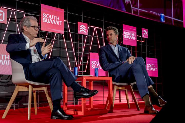 El exjugador de baloncesto Pau Gasol y el expresidente ejecutivo del grupo Inditex, Pablo Isla, en el South Summit Madrid 2023