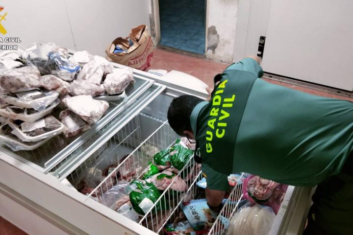 Inspección de agentes de la Guardia Civil en el establecimiento de alimentación donde han intervenido productos caducados en Las Palmas de Gran Canaria