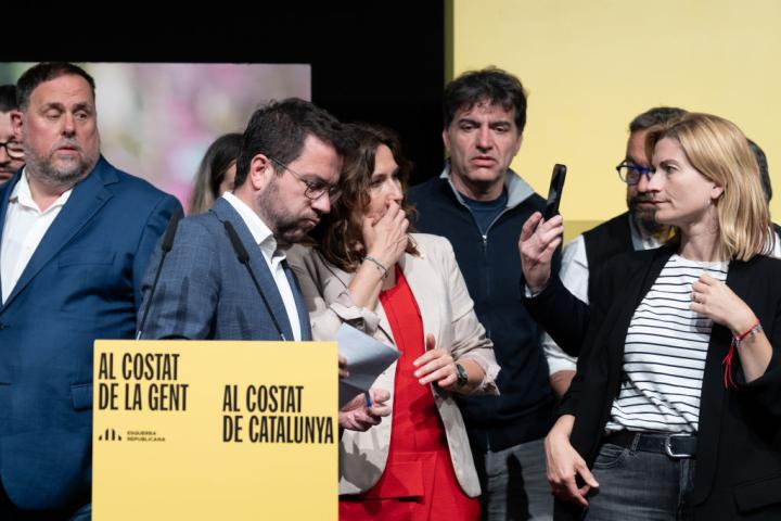 Oriol Junqueras observa el final de la comparecencia de un derrotado Pere Aragonès