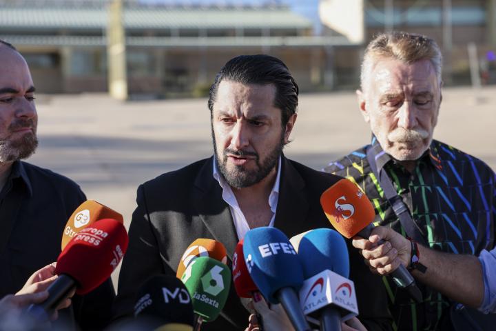 Rafael Amargo y el abogado Marcos García Montes, en Soto del Real el 12 de abril de 2024.