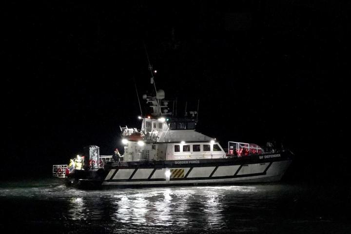 Un grupo de personas llevadas a Dover, Kent, a bordo de un barco de la Fuerza Fronteriza luego de un incidente con una pequeña embarcación en el Canal de la Mancha.