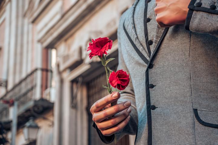 Hombre vestido de chulapo en San Isidro.