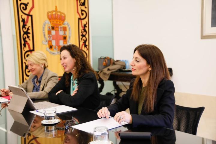 María del Mar Vázquez, en el centro, en una sesión en el Ayuntamiento