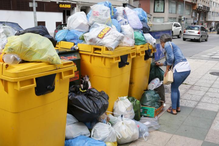 Basura apilada en contenedores