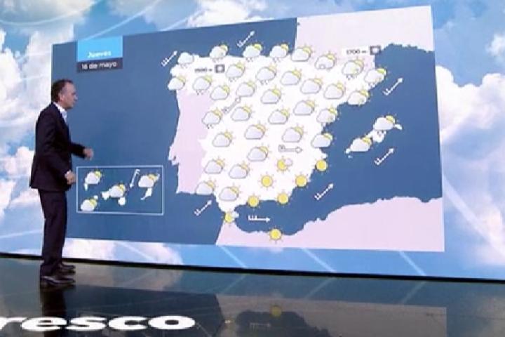 Roberto Brasero, dando el tiempo en el plató de Antena 3