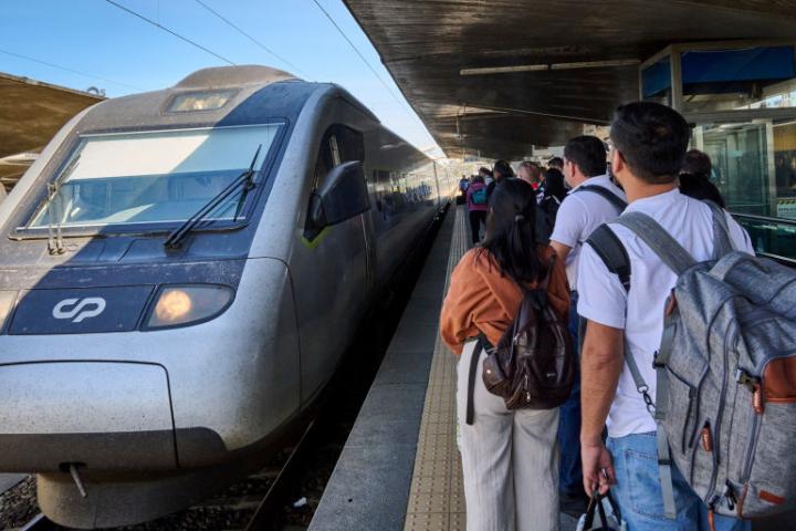 Turistas y lugareños en el andén de la estación de tren de Campanha, en Porto, cuando entra un convoy.