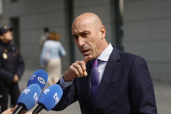 El expresidente de la Federación Española de Fútbol Luis Rubiales comparece en la Audiencia Nacional para que se le notifique formalmente la resolución que le envía a juicio por el beso no consentido a la jugadora Jenni Hermoso y las coacciones a las que habría sido sometida para justificarlo públicamente.