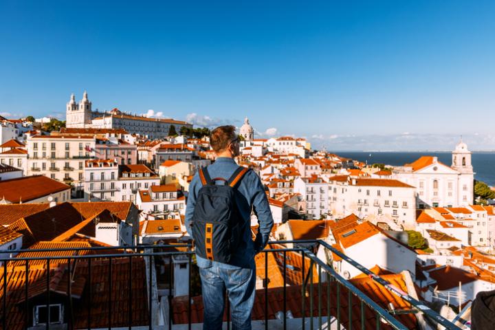 Imagen de archivo de un turista admirando las vistas en un mirador de Lisboa, Portugal.