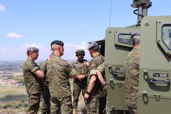 El general jefe de la División Castillejos visita al Regimiento Farnesio