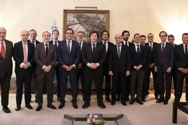 Javier Milei junto a 16 empresarios españoles.