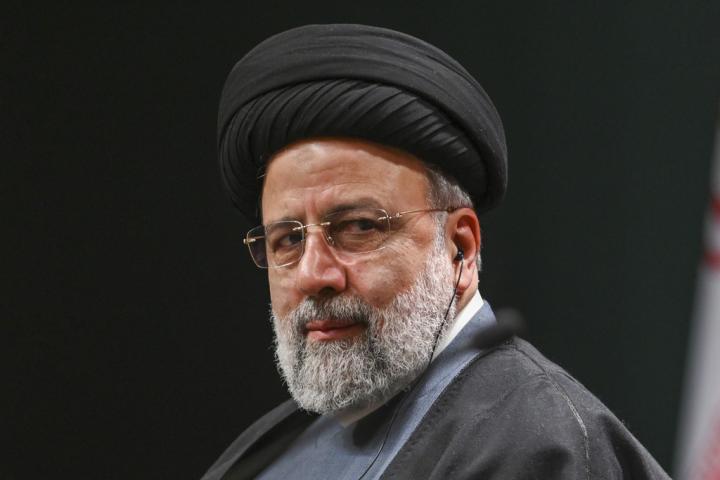 Retrato reciente del presidente de Irán, Ebrahim Raisi, desaparecido tras el accidente del helicóptero en el que viajaba