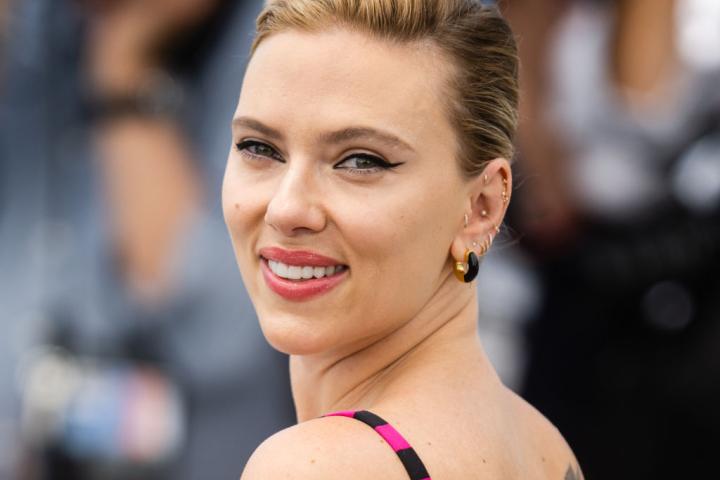 La actriz Scarlett Johansson en la alfombra roja del Festival de Cannes de 2023.
