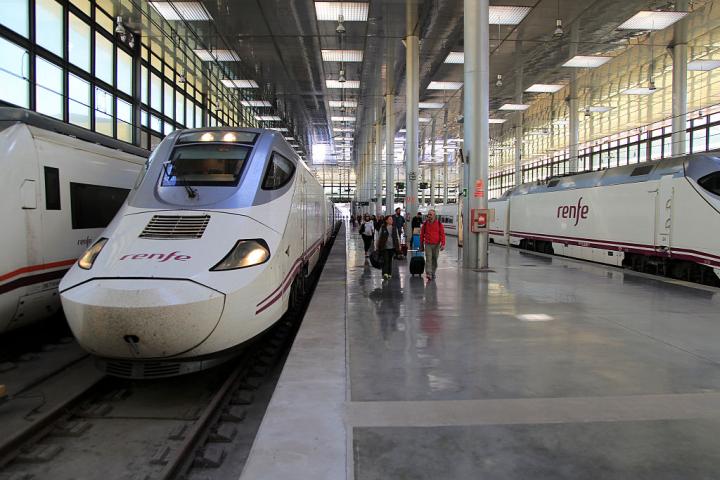 Un tren de Renfe parado en el andén de la estación de Cádiz.