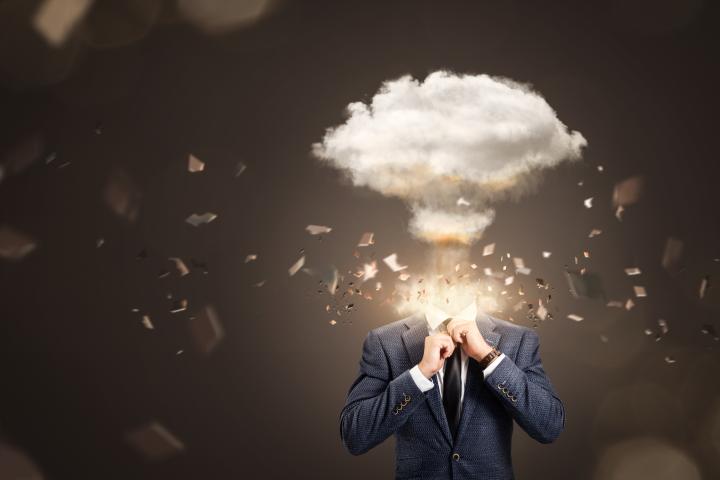 A un hombre le estalla la cabeza.