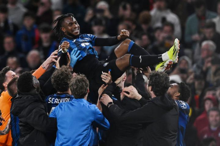 El delantero del Atalanta, Ademola Lookman, manteado tras la final.
