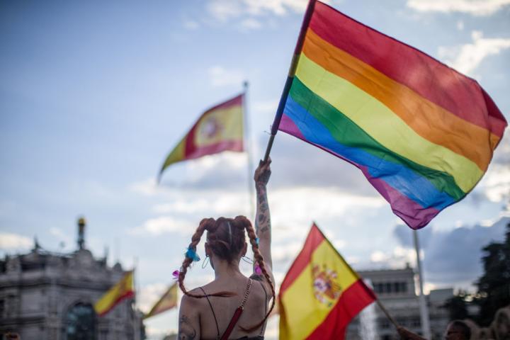 Imagen de archivo de una mujer ondeando la bandera LGTBI en el Orgullo de 2023 en Madrid.