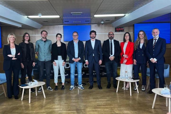 Los representantes de los distintos partidos, posando para la foto de familia.