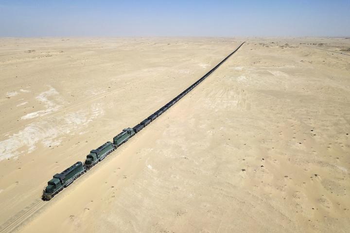 El tren de tres kilómetros que recorre Mauritania transportando hierro y pasajeros.