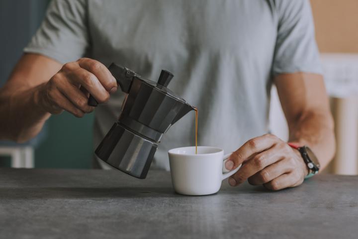 Imagen de archivo de un hombre sirviéndose un café.