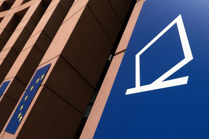 Imagen del logotipo que indica las elecciones europeas del 9J, en una de las estancias del Parlamento Europeo (Estrasburgo, Francia).