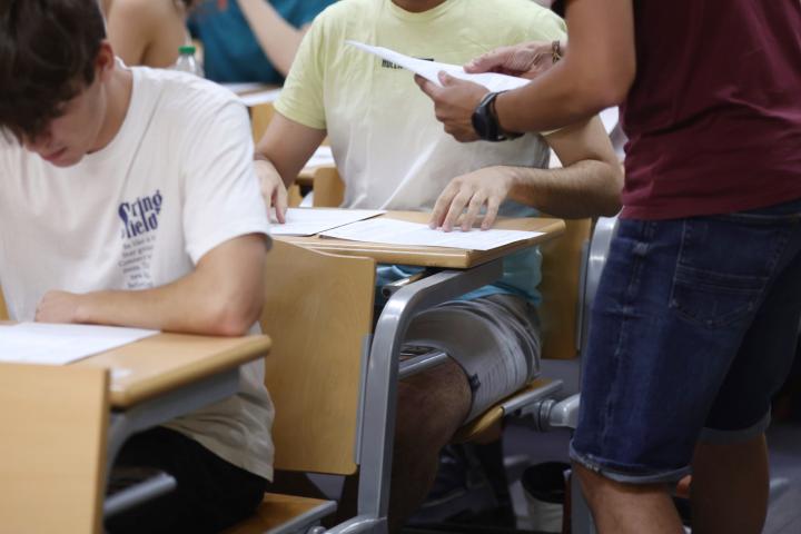 Jóvenes examinándose de la EvAU en Madrid.