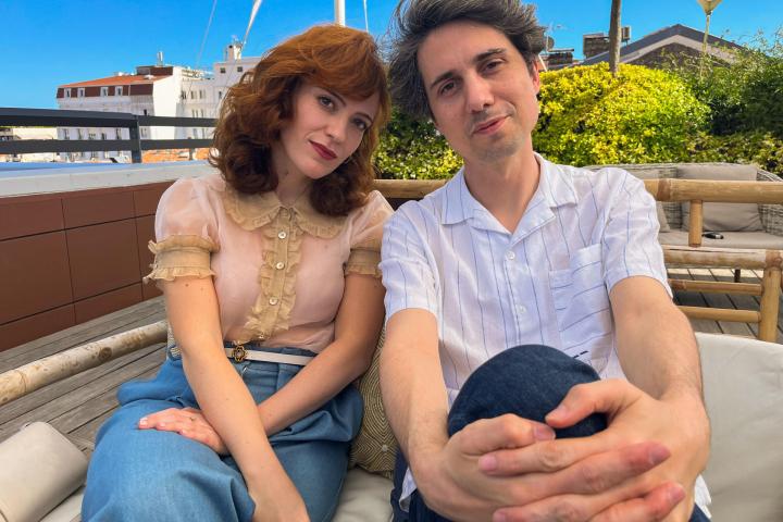 El director Jonás Trueba y la actriz y coguionista del filme Itsaso Arana, en Cannes.