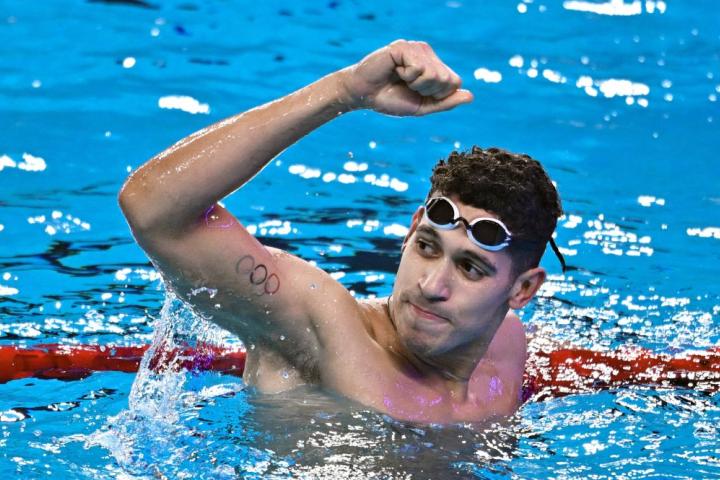 Hugo González celebra su victoria en los 200 metros espalda del Mundial de Doha 2024