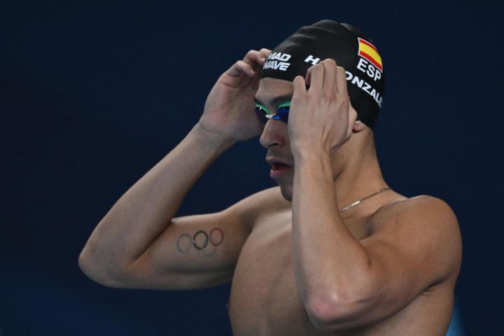 Hugo González, instantes antes de lanzarse a la piscina en Doha 2024