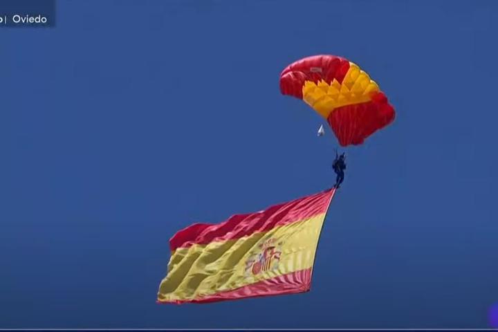 Miguel Antonio Gómez Rivas descendiendo con la bandera de España en el salto en paracaídas en el desfile de las Fuerzas Armadas.