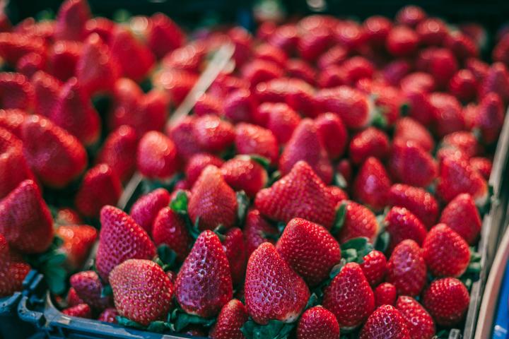 Fresas en una fruteria.
