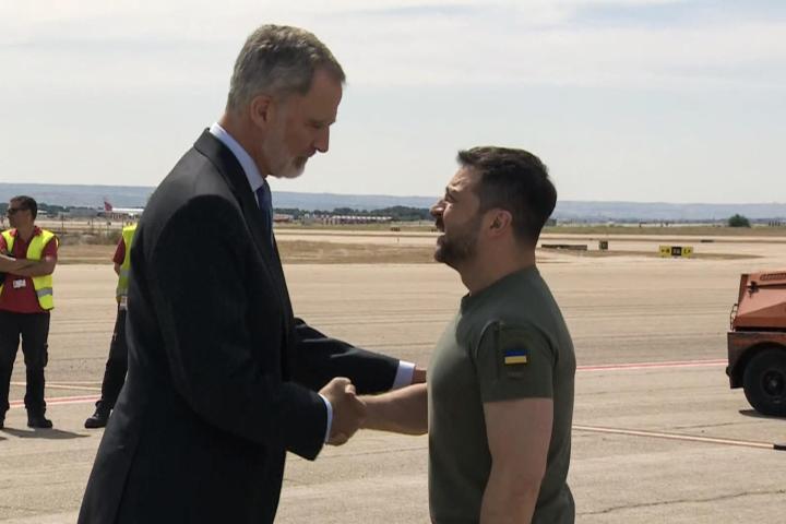 Captura de video del momento en el que el rey Felipe VI recibió esta mañana en el aeropuerto de Madrid al presidente de Ucrania, Volodímir Zelenski.