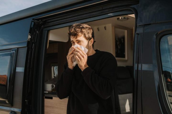 Hombre estornudando por la alergia