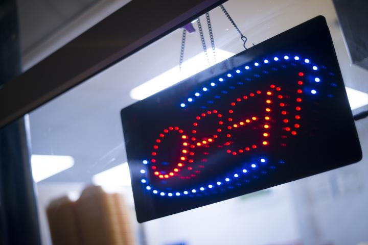 Imagen de archivo de un cartel de 'abierto' en un establecimiento.