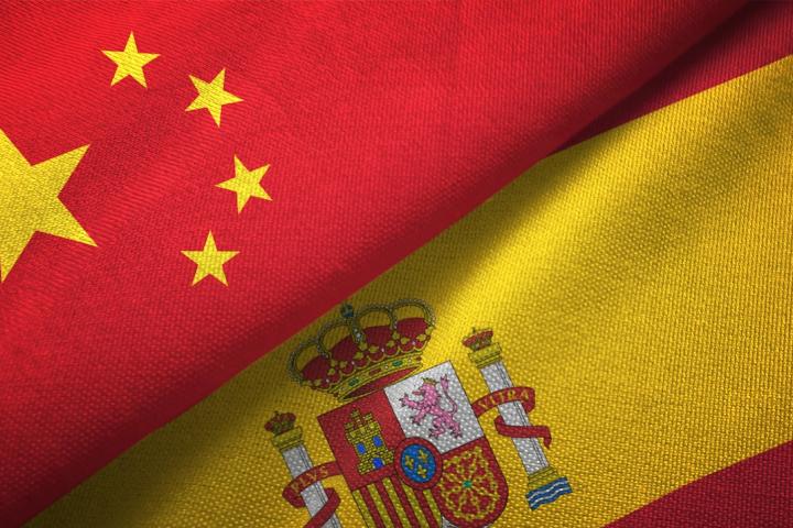 Las banderas de China y España.