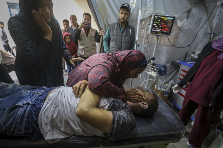 Los palestinos lloran en un hospital de Rafah a sus familiares muertos después de un bombardeo de Israel.