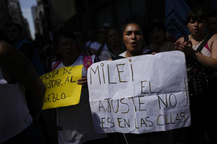 Manifestación contra los recortes aplicados por el Gobierno de Javier Milei en Argentina.