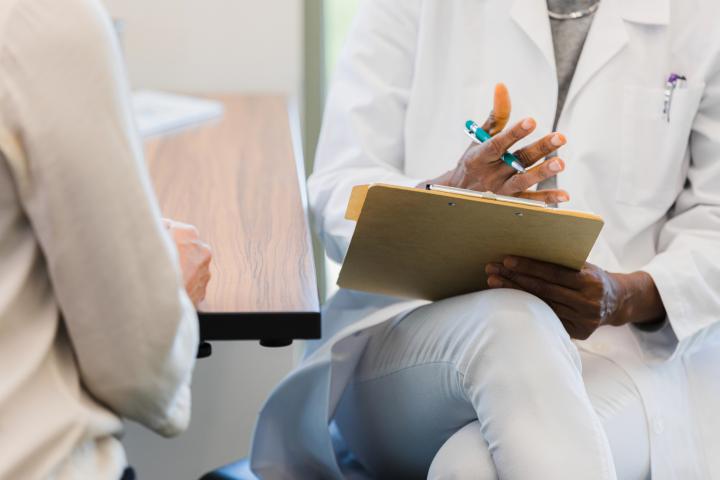 Psicólogo en el consulta de un hospital.