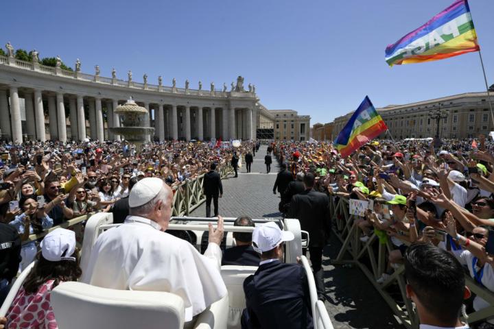 El papa Francisco saluda a sus fieles en la plaza de San Pedro del Vaticano el Día Mundial de la Infancia.