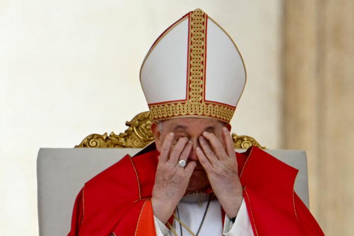 El papa Francisco se toca la cara durante una misa en el Vaticano