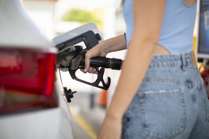 Imagen de archivo de una persona repostando combustible.