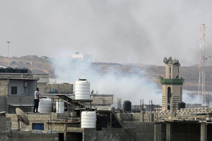Una columna de humo elevándose sobre la zona de Rafah (Franja de Gaza).