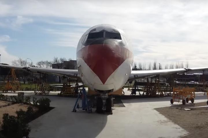 El Boeing 707 instalado en el campus de la Universidad Rey Juan Carlos en Fuenlabrada.