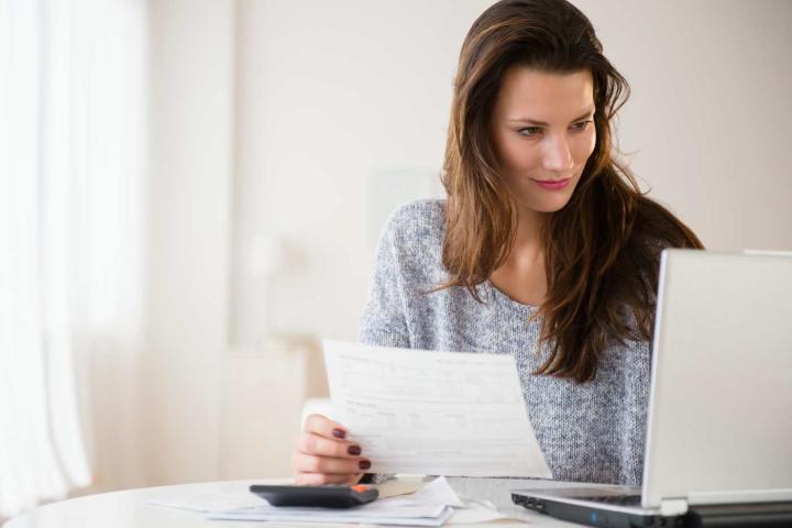 Mujer ultimando los retoques de su declaración de la Renta