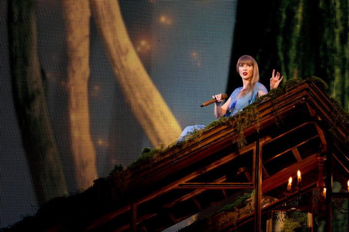 Taylor Swift actúa en el primero de sus dos conciertos que ofrecerá en el Santiago Bernabéu, en Madrid.