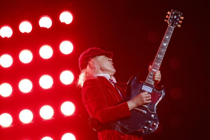 El guitarrista de AC/DC, Angus Young, durante el concierto de Sevilla.
